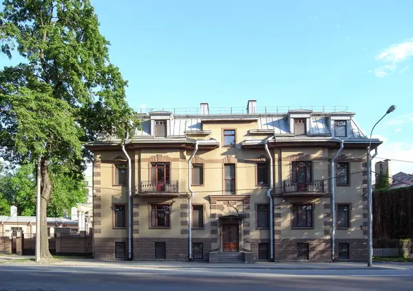 Gebäude gegen den Himmel. Stadt im Sommer. — Stockfoto