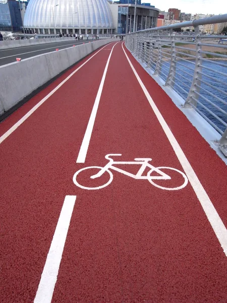 La supériorité du vélo en ville. Il y a de nouvelles pistes cyclables . Images De Stock Libres De Droits