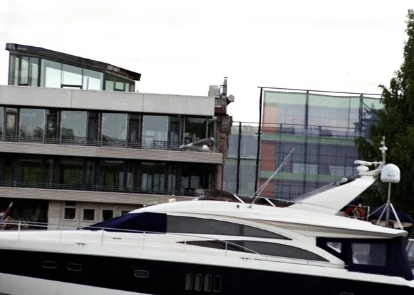 Yacht club en haar bewoners. Mooi leven en levensstijl van de leden van de yacht club. — Stockfoto