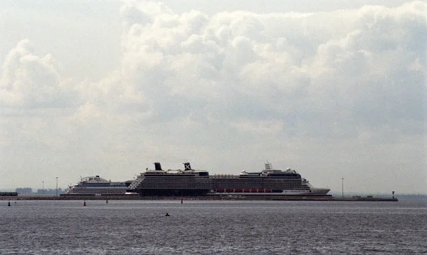 Navi da crociera. Parcheggio delle linee turistiche nel Golfo di Finlandia . — Foto Stock