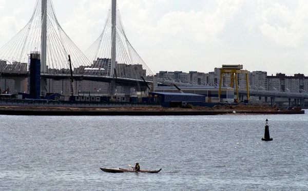 Esbozo de la ciudad en el agua. Río navegable Neva . —  Fotos de Stock