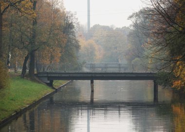 Taş adanın köprüleri. Altın Sonbahar.