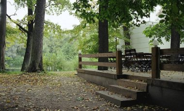 Sokak boş kafe, parkta sonbahar ağaçlar. Altın sonbahar.