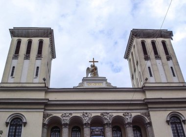 Gökyüzüne karşı katedral. Cephe parçaları.