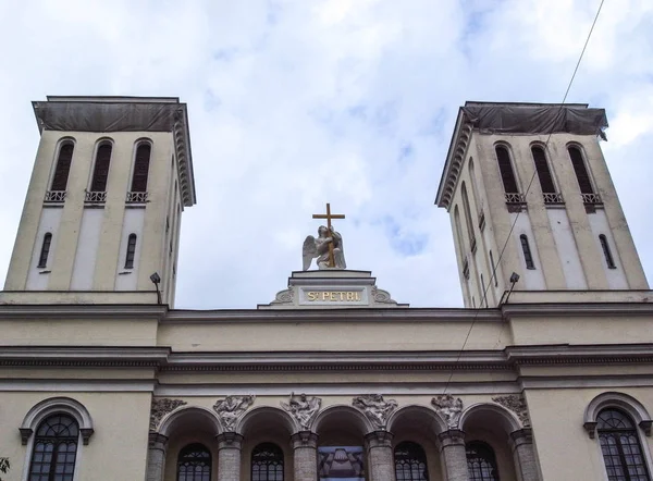 Katedrális az ég felé. A homlokzati töredékek. — Stock Fotó