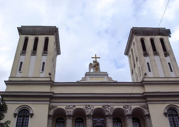 Gökyüzüne karşı katedral. Cephe parçaları.