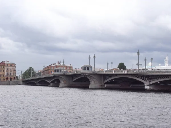 Wolken boven de stad. Uitzicht op de stad bij bewolkt weer. — Stockfoto