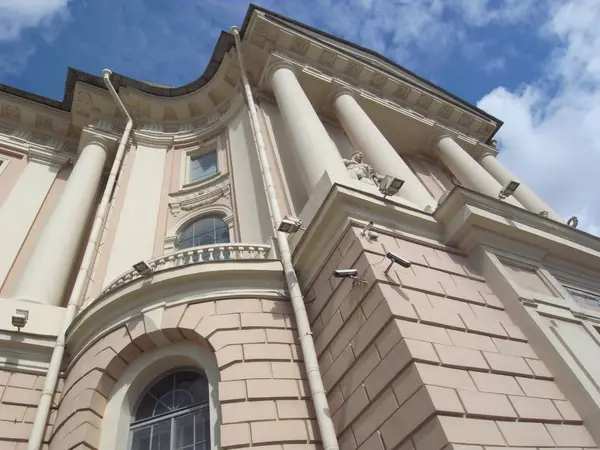 Будівля Академії мистецтв в Санкт-Петербурзі. Будівлі, частини фасаду та декор. — стокове фото