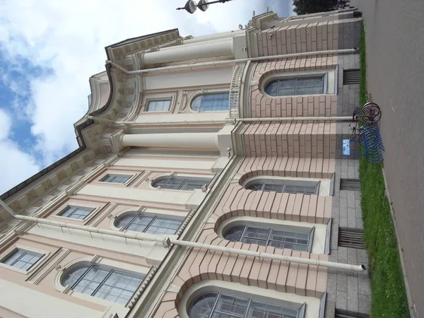 Das gebäude der kunstakademie in st. petersburg. das Gebäude, Teile der Fassade und die Dekoration. — Stockfoto