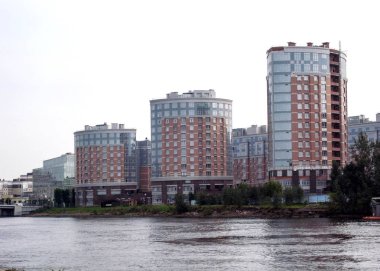 Konut İnşaatı yeni tarzı. Su yakınında konut.