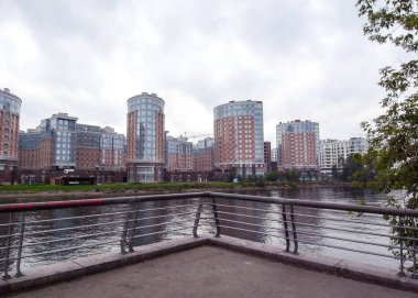 Konut İnşaatı yeni tarzı. Su yakınında konut.