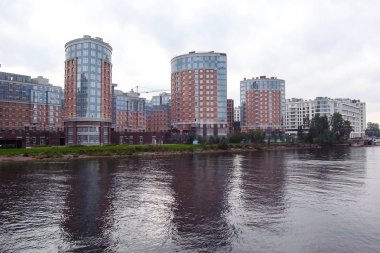 Konut İnşaatı yeni tarzı. Su yakınında konut.