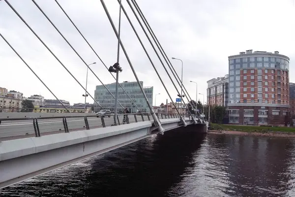 De kabel-gebleven brug in het noorden van St. Petersburg — Stockfoto