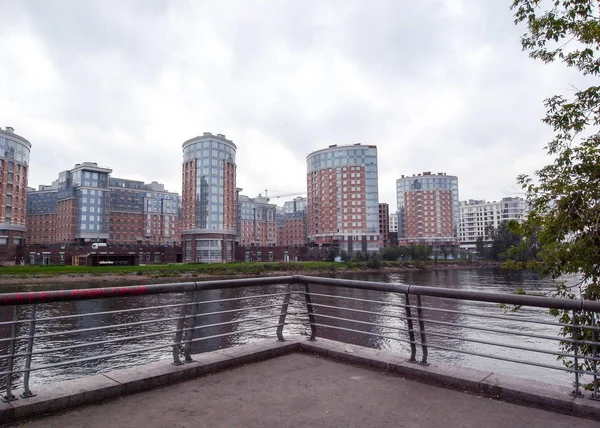 Konut İnşaatı yeni tarzı. Su yakınında konut.