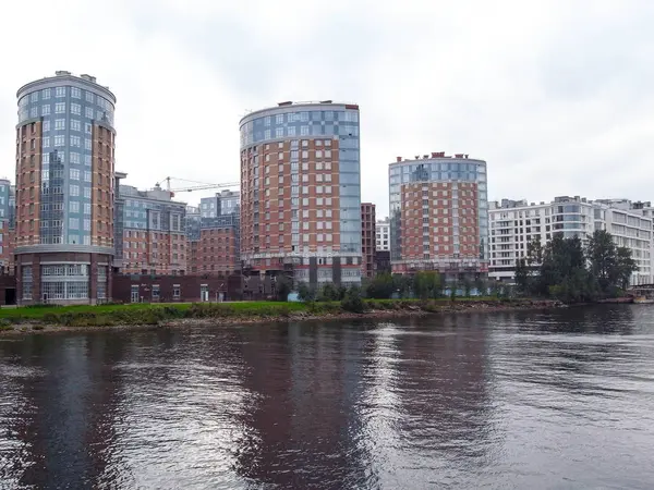 New style of housing construction. Housing near the water. — Stock Photo, Image