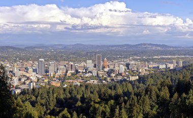 Pittock konak üzerinden Portland Oregon şehir panoraması.