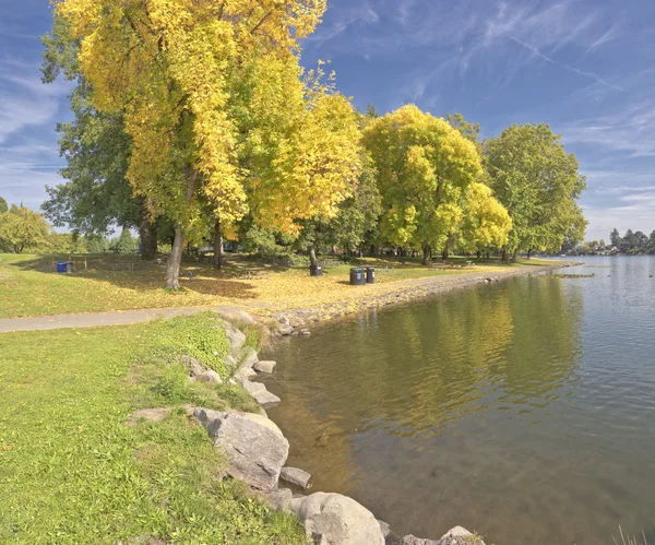 秋季蓝色湖公园的第一迹象或. — 图库照片