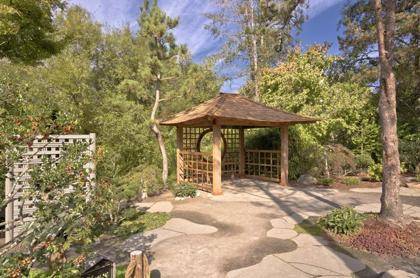 Pequeño gazebo en un jardín japonés Oregon . — Foto de Stock