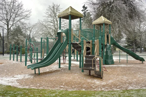 Tiefgefrorener öffentlicher Park und Spielplatz. — Stockfoto