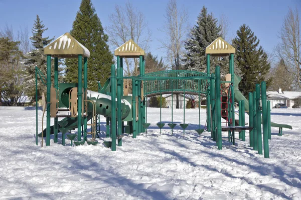 Kinderspielplätze im öffentlichen Park. — Stockfoto