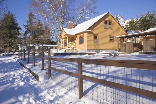 Snow casa coberta e rua Gresahm Oregon . — Fotografia de Stock