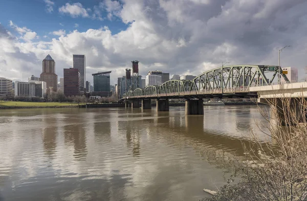 Portland oregon skyline en brug. — Stockfoto