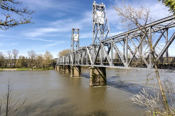 Most dla pieszych w Salem w stanie Oregon. — Zdjęcie stockowe