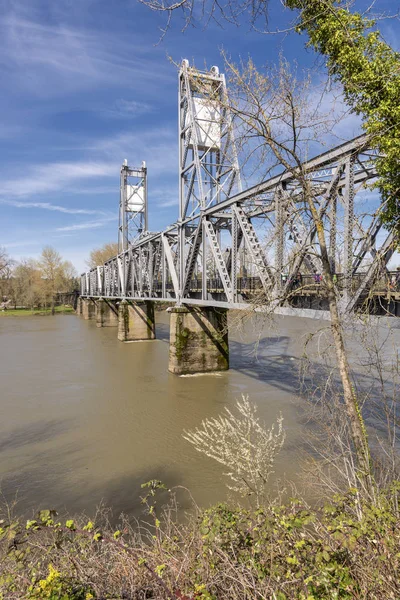Puente peatonal en Salem Oregon . — Foto de Stock