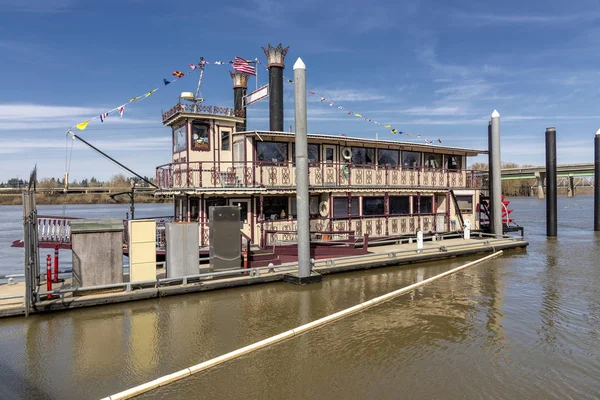 Bateau à aubes accosté sur la rivière Willamette . — Photo