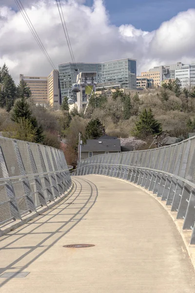 Tranvía aéreo que transporta personas en Portland Oregon . — Foto de Stock