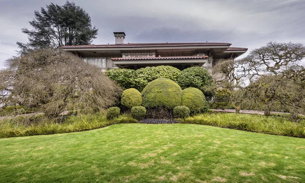 Bahçe Portland Oregon ile büyük konak. — Stok fotoğraf