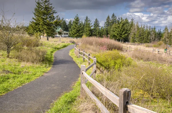 Park-stig som leder till en skog Oregon. — Stockfoto