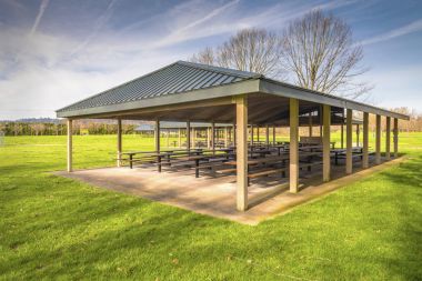 Piknik masaları Mavi Göl Park Oregon korunaklı.