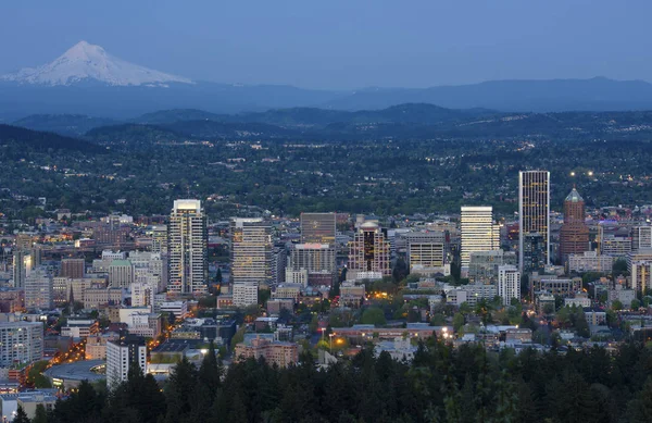 Portland oregon skyline alacakaranlıkta. — Stok fotoğraf