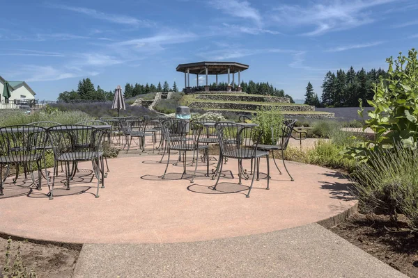 Outdoor seating and garden rural Oregon. — Stock Photo, Image