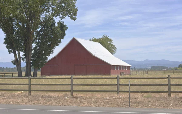 Velká stodola v poli Oregon. — Stock fotografie