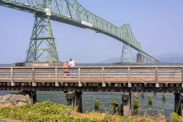 Visitantes e a ponte Astoria OR . — Fotografia de Stock