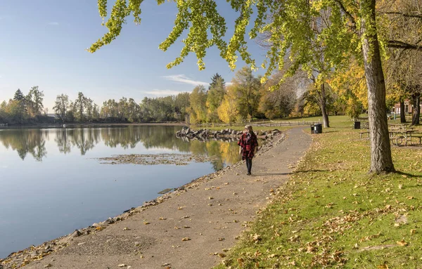 Modré jezero park podzimní krajina Oregon. — Stock fotografie