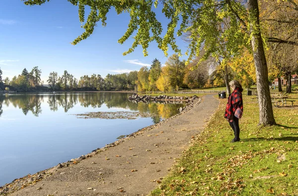 Blue Lake park herfst landschap Oregon. — Stockfoto