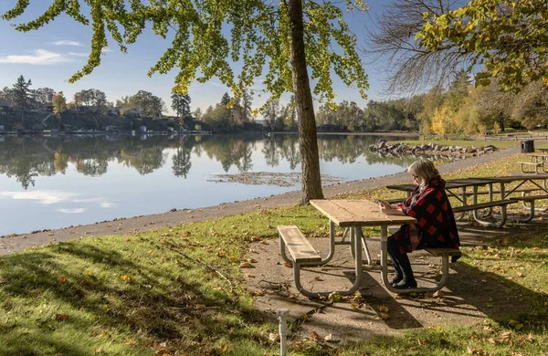 Ontspannen in een park met een uitzicht Oregon. — Stockfoto