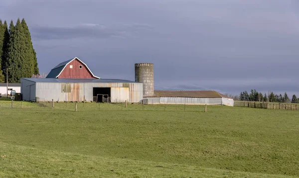 Exploitation agricole et grange dans les zones rurales de l'Oregon . — Photo