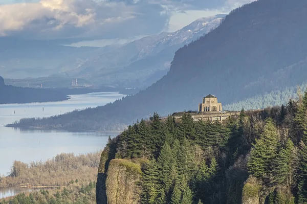 Vista House an Oregon památka v soutěsce. — Stock fotografie