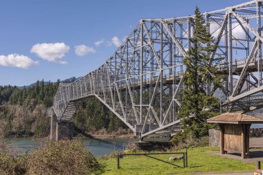 Cascades 'teki Tanrılar Köprüsü Oregon Eyaletini Kilitledi.