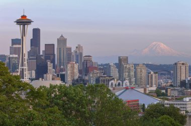 Gün batımında Seattle ufuk çizgisi ve Rainier Dağı..