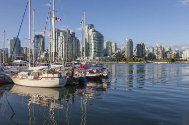 Vancouver BC, False Creek 'te ufuk çizgisi ve demirli yelkenliler..