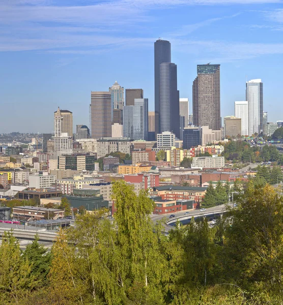 华盛顿州西雅图市中心的建筑和高速公路 — 图库照片