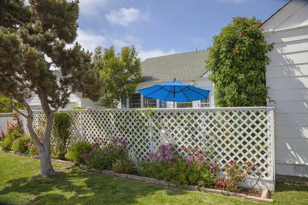 Μπλε Ομπρέλα Και Λευκός Φράχτης Σαν Ντιέγκο Καλιφόρνια — Φωτογραφία Αρχείου