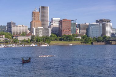 Portland Oregon silueti ve sabah güneşinde sandallar.