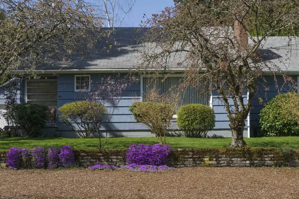 グリーシャム オレゴンにある牧場スタイルの家と庭 — ストック写真