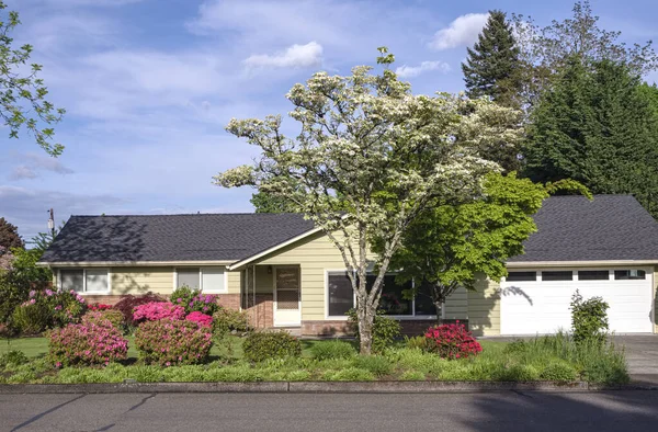 Einfamilienhaus Und Garten Gresham Oregon Umgeben Von Frühlingsfarben — Stockfoto